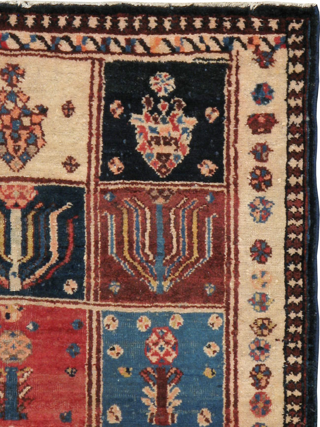 Vintage Persian Bakhtiari Rug, No.11901 - Gsblank