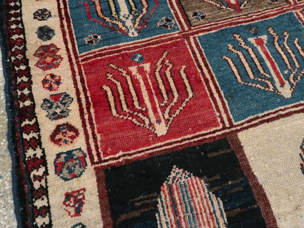 Vintage Persian Bakhtiari Rug, No.11901 - Gsblank