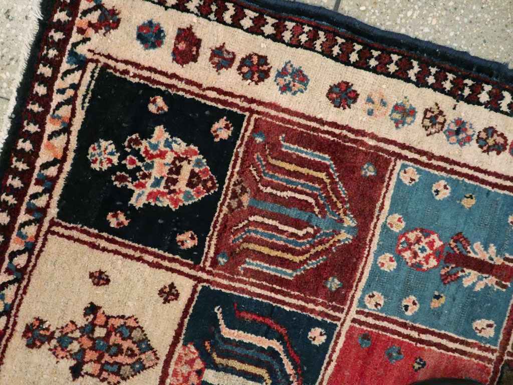 Vintage Persian Bakhtiari Rug, No.11901 - Gsblank