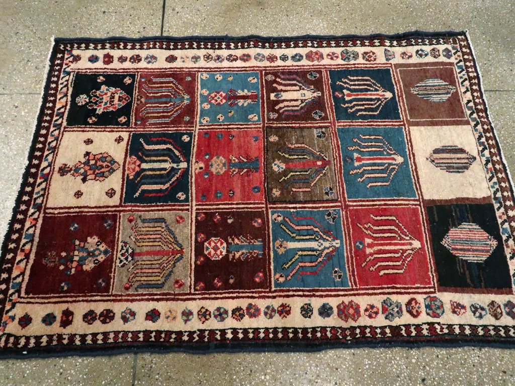 Vintage Persian Bakhtiari Rug, No.11901 - Gsblank