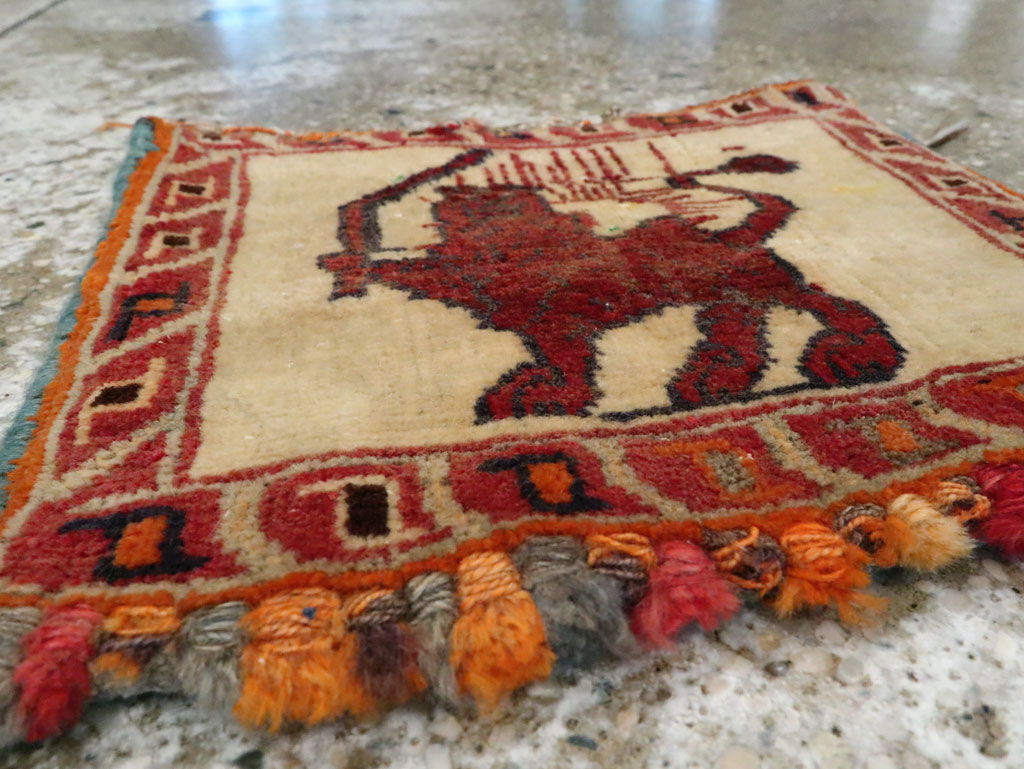 Vintage Shiraz Pictoral Rug, No.13302 - Gsblank