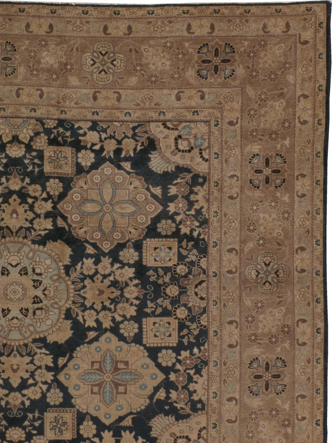 Antique Persian Tabriz Carpet, No.13641 - Gsblank
