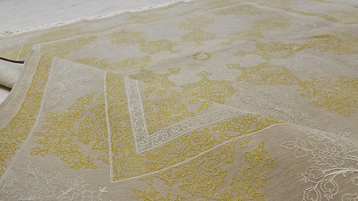 Vintage Persian Isfahan Square Rug, No.15428 - Gsblank