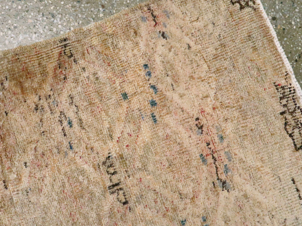 Vintage Turkish Anatolian Square Rug, No.15961 - Gsblank