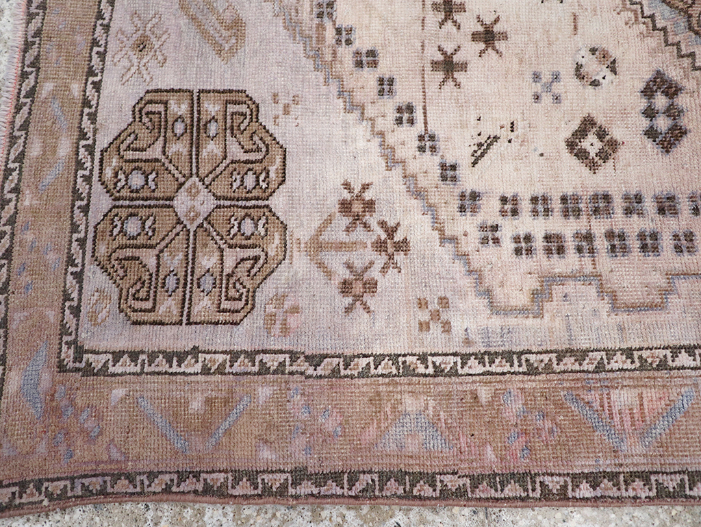 Vintage Persian Shiraz Throw Rug, No.21304 - Gsblank