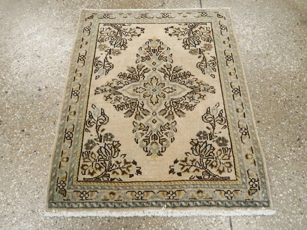 Vintage Persian Sarouk Rug, No.21877 - Gsblank