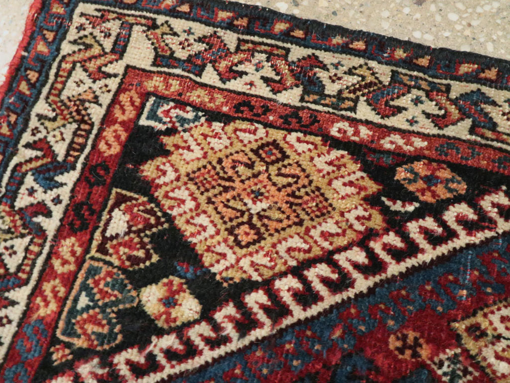 Antique Persian Qashqai Rug, No.22076 - Gsblank