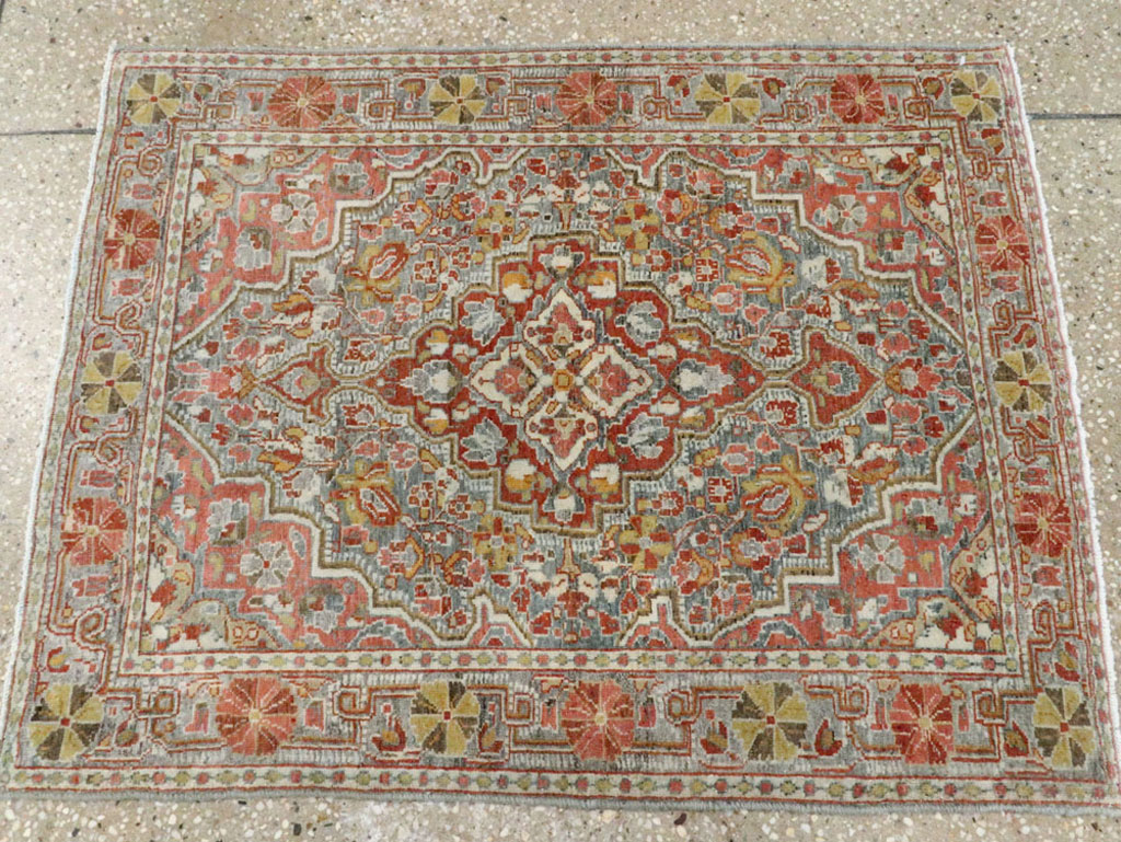 Antique Persian Sarouk Rug, No.22275 - Gsblank