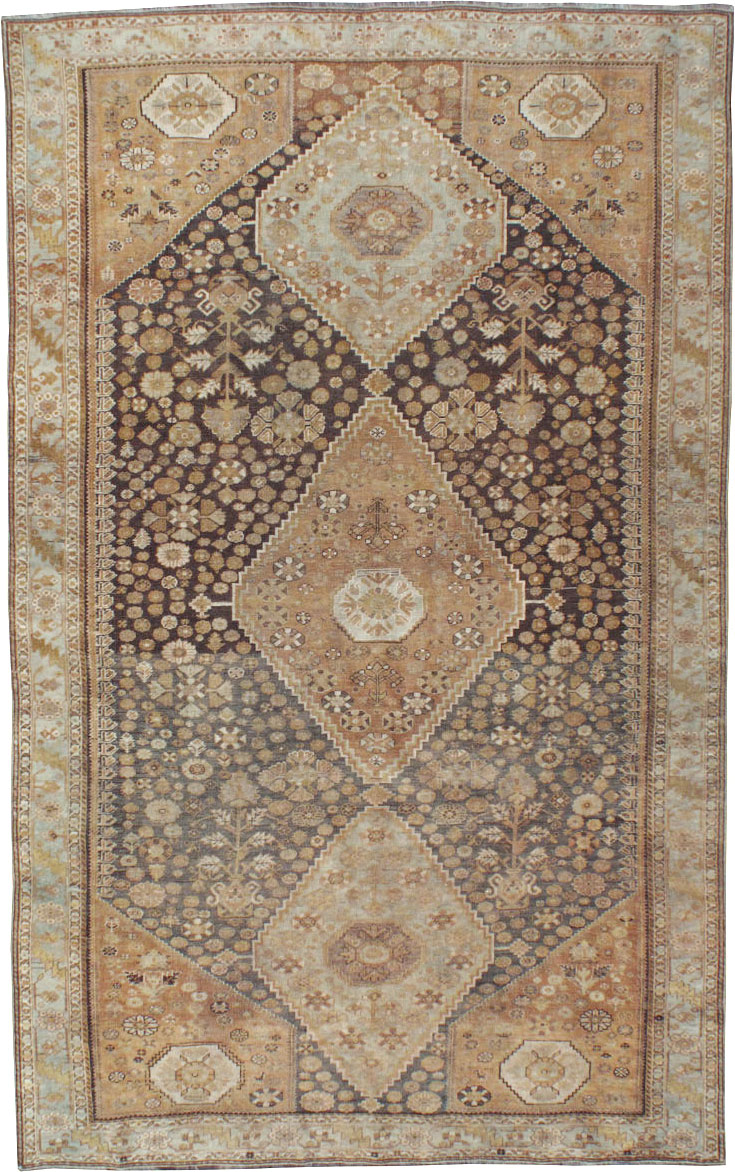 Antique Persian Shiraz Rug, No.22496 - Gsblank