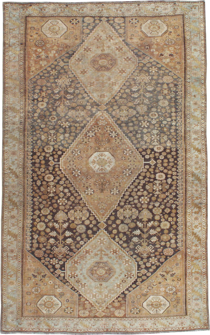 Antique Persian Shiraz Rug, No.22496 - Gsblank