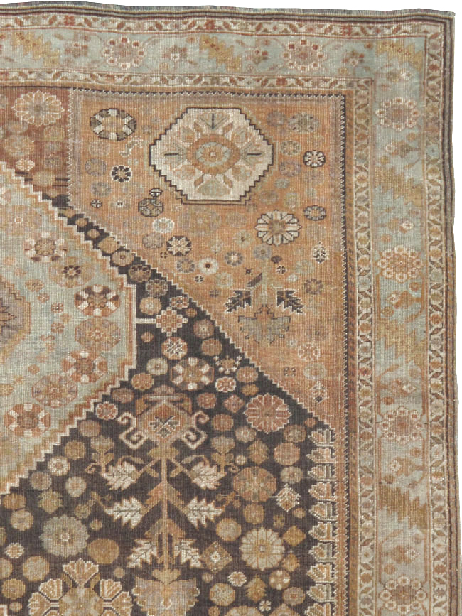 Antique Persian Shiraz Rug, No.22496 - Gsblank
