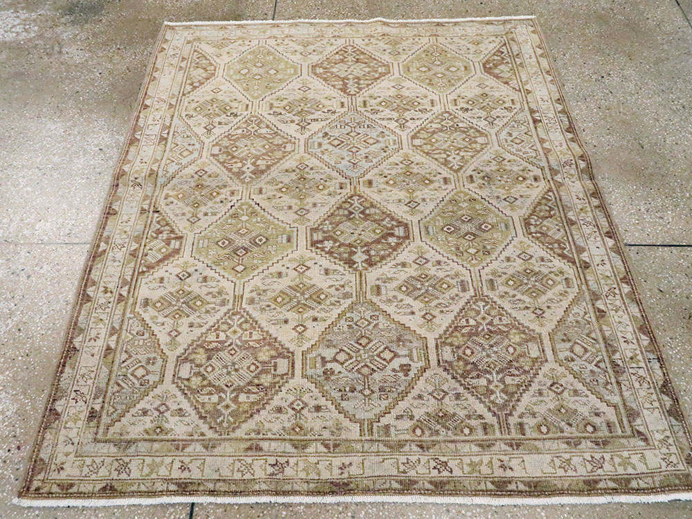 Vintage Persian Shiraz Sqaure Rug, No.22576 - Gsblank
