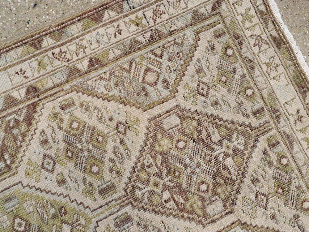 Vintage Persian Shiraz Sqaure Rug, No.22576 - Gsblank