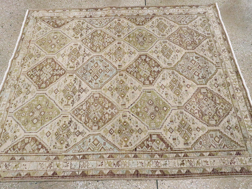 Vintage Persian Shiraz Sqaure Rug, No.22576 - Gsblank