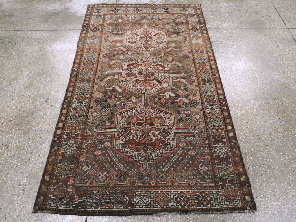 Antique Persian Shiraz Rug, No.23063 - Gsblank