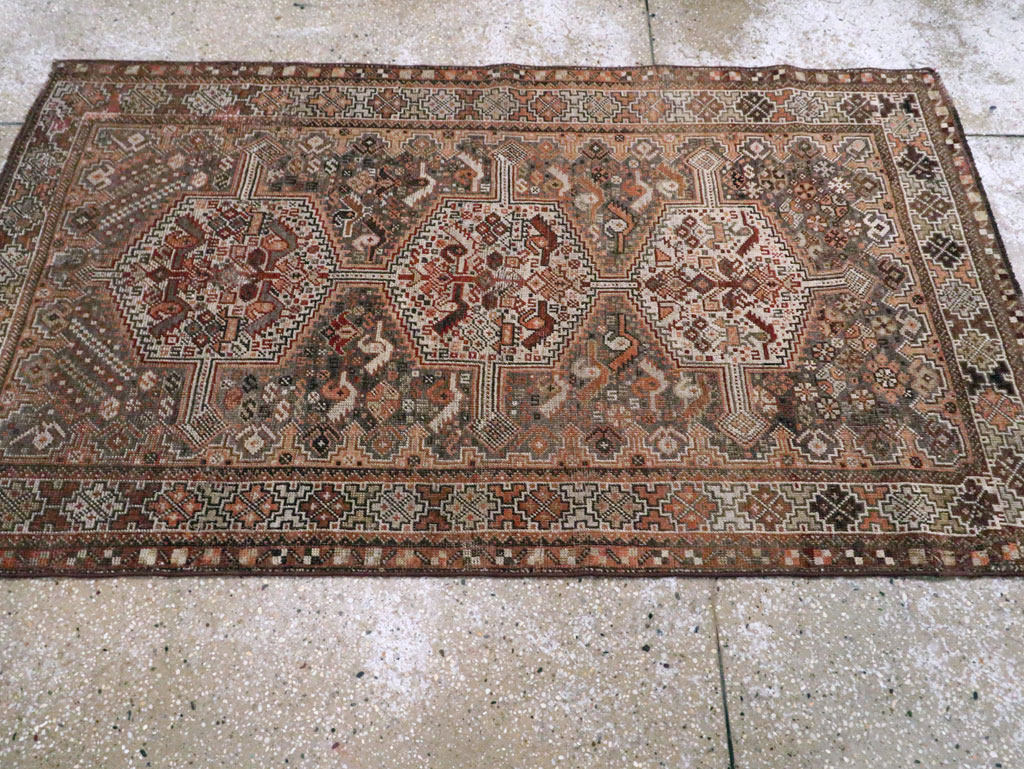 Antique Persian Shiraz Rug, No.23063 - Gsblank