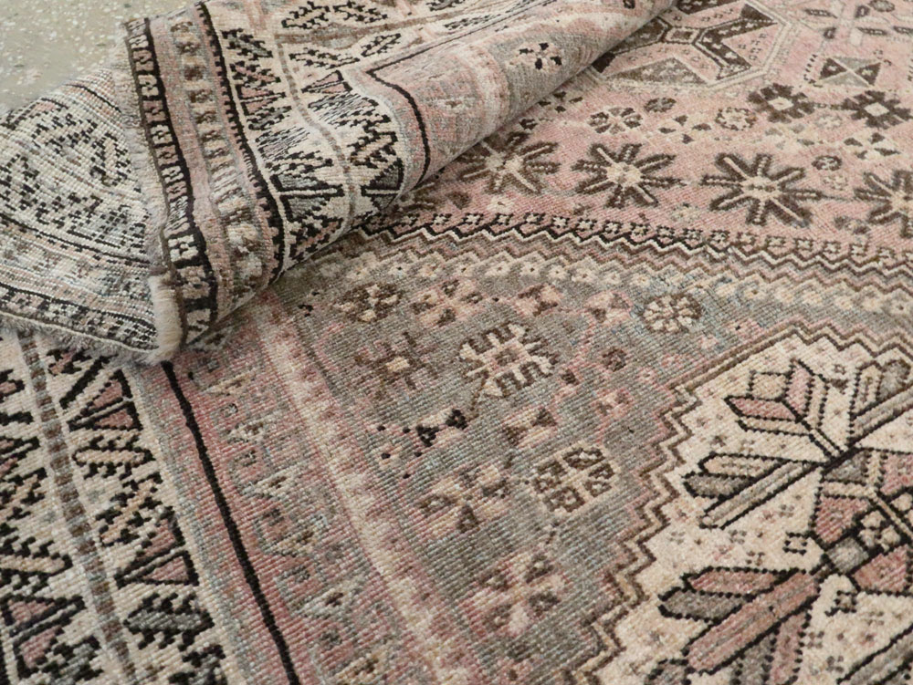 Antique Persian Shiraz Rug, No.23064 - Gsblank