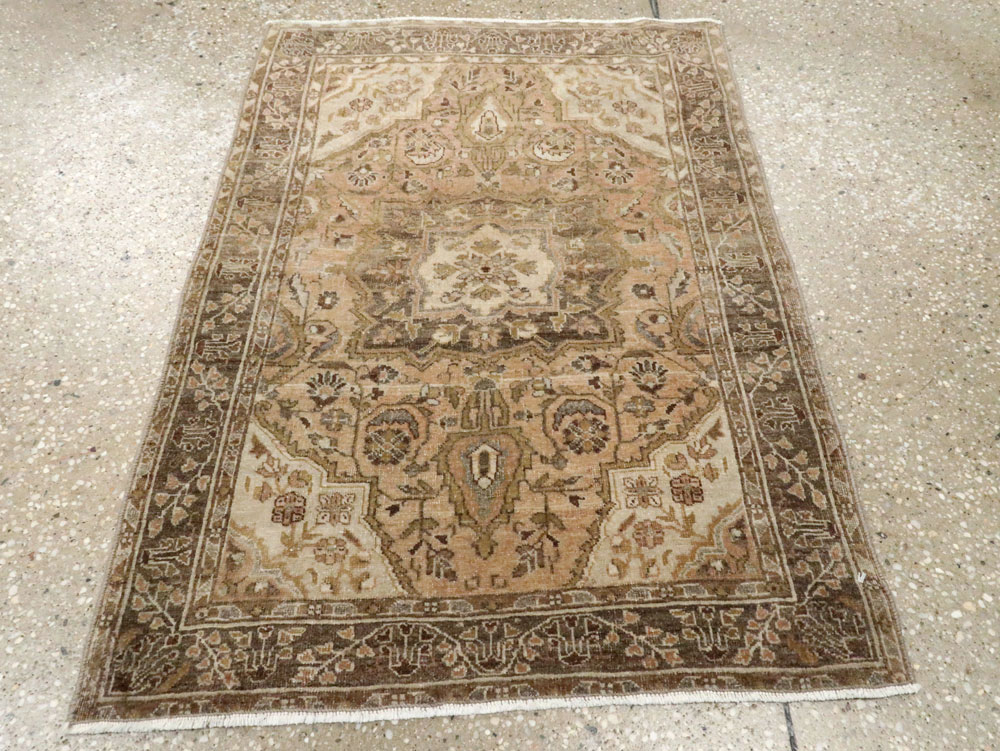 Antique Persian Sarouk Rug, No.23326 - Gsblank