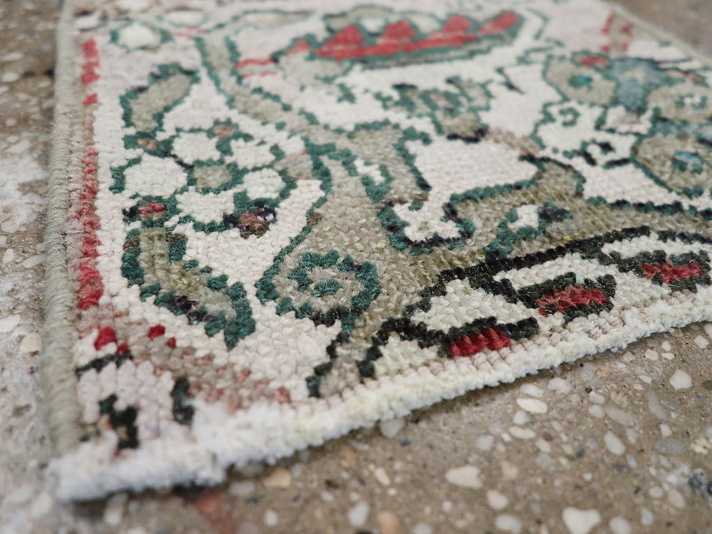 Vintage Persian Heriz Throw Rug, No.23441 - Gsblank