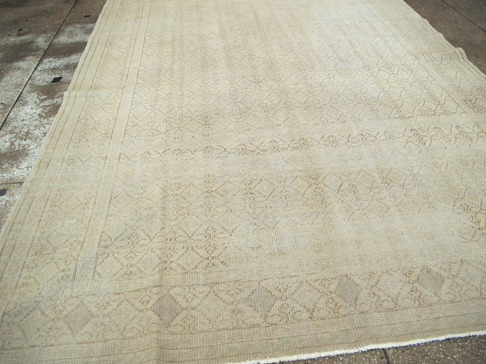 Vintage Turkish Sivas Distressed Carpet, No.24288 - Gsblank