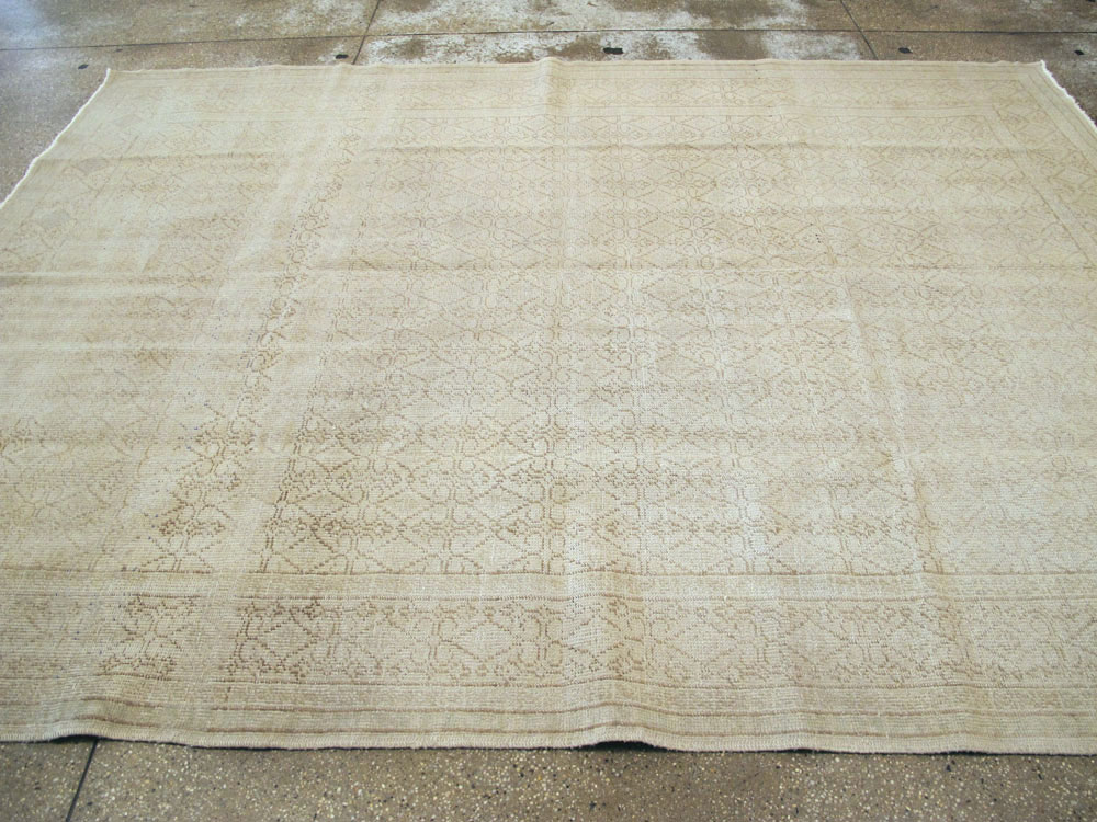 Vintage Turkish Sivas Distressed Carpet, No.24288 - Gsblank