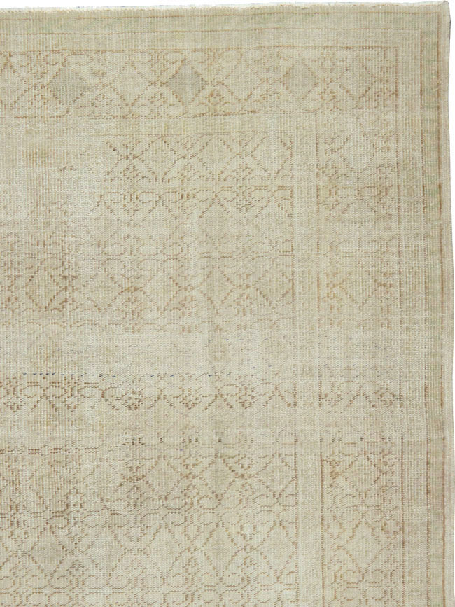 Vintage Turkish Sivas Distressed Carpet, No.24288 - Gsblank