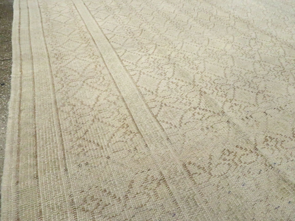 Vintage Turkish Sivas Distressed Carpet, No.24288 - Gsblank