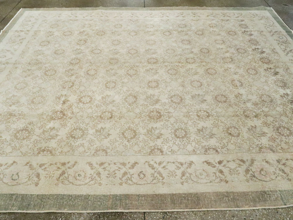 Vintage Turkish Sivas Distressed Rug, No.24401 - Gsblank