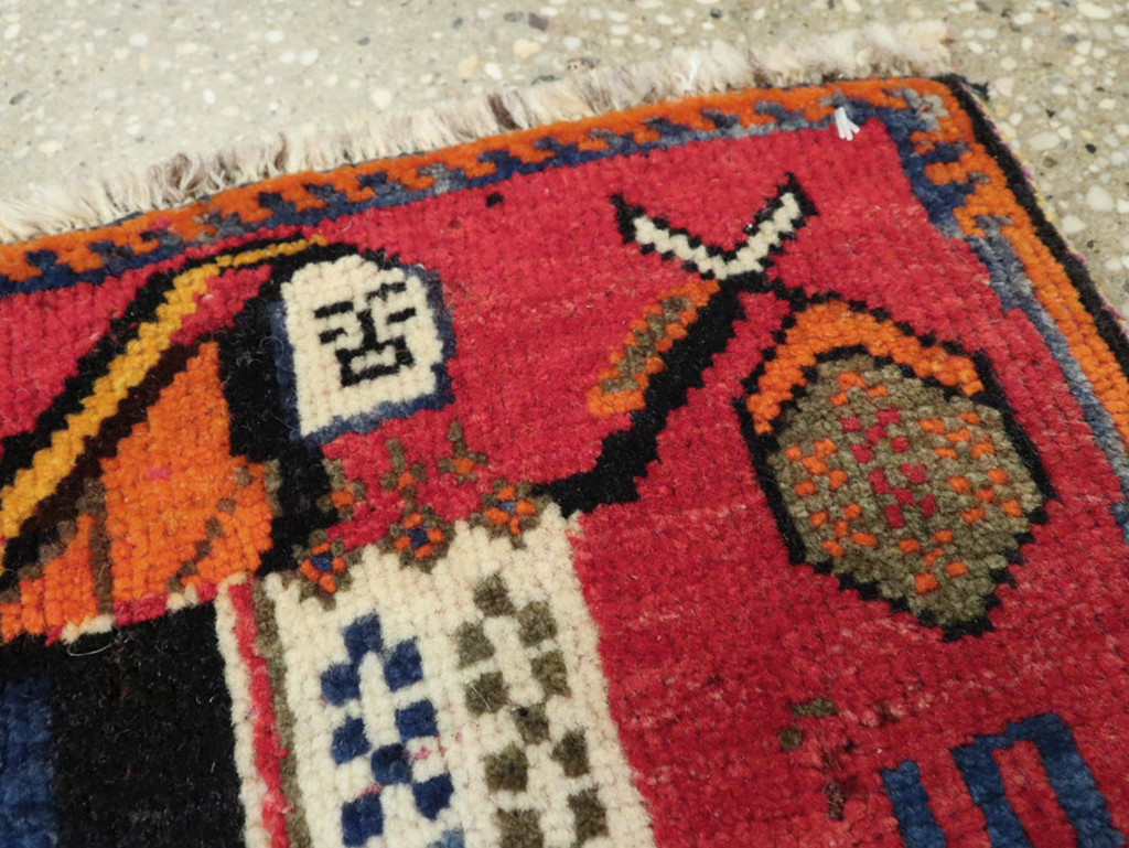 Vintage Persian Shiraz Pictorial Rug, No.24608 - Gsblank