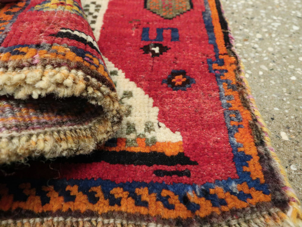 Vintage Persian Shiraz Pictorial Rug, No.24608 - Gsblank