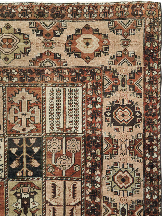 Vintage Persian Bakhtiari Room Size Rug, No.24672 - Gsblank