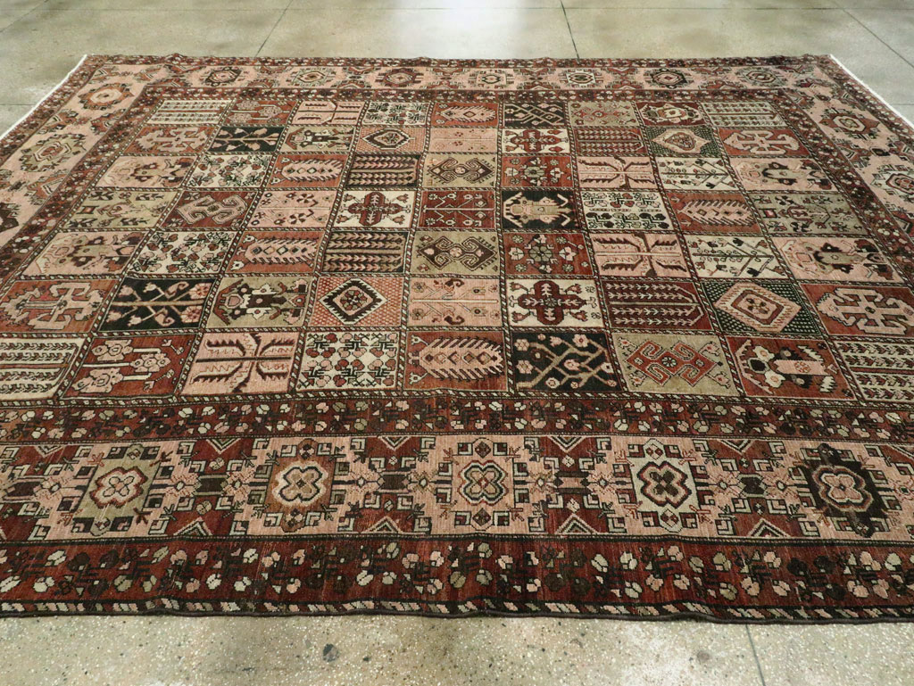 Vintage Persian Bakhtiari Room Size Rug, No.24672 - Gsblank