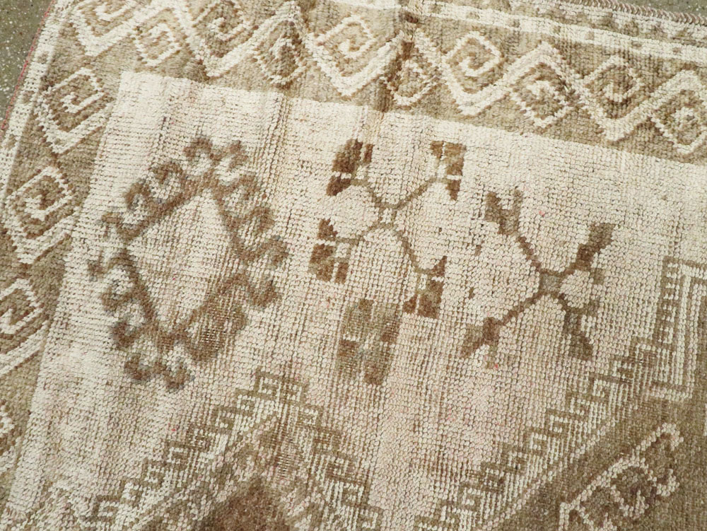 Vintage Turkish Anatolian Gallery Carpet, No.24737 - Gsblank