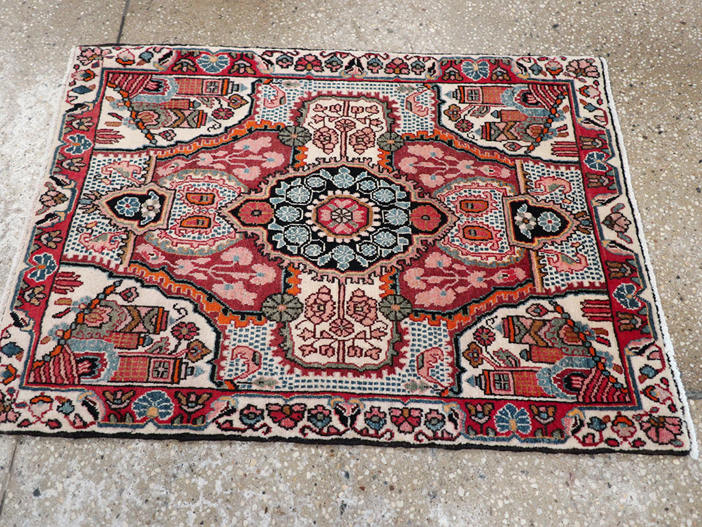Vintage Persian Sarouk Rug, No.25325 - Gsblank