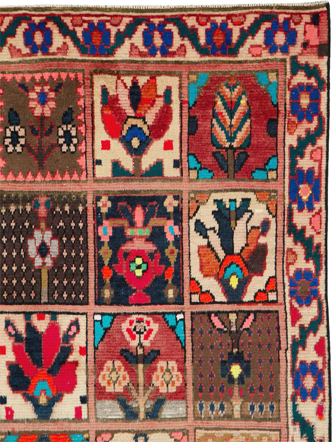 Vintage Persian Bakhtiari Rug, No.25383 - Gsblank