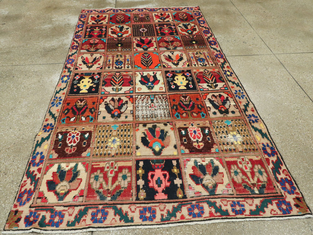Vintage Persian Bakhtiari Rug, No.25383 - Gsblank