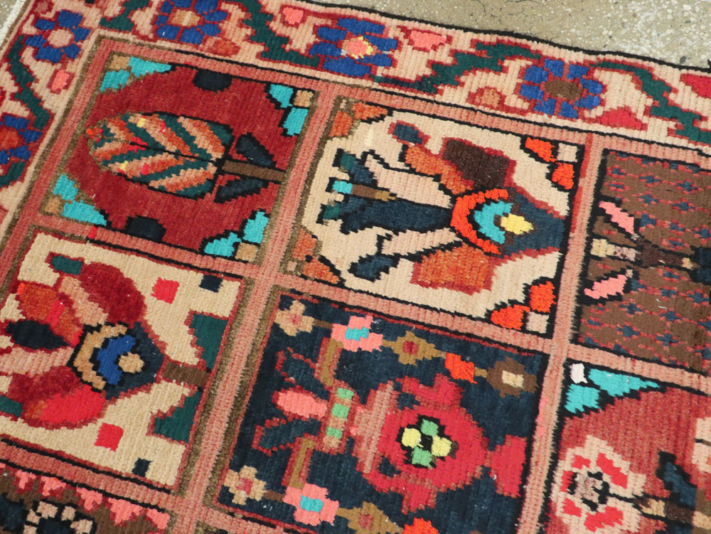 Vintage Persian Bakhtiari Rug, No.25383 - Gsblank