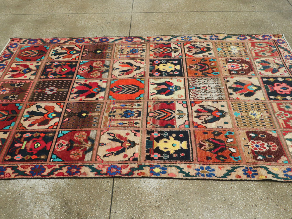 Vintage Persian Bakhtiari Rug, No.25383 - Gsblank