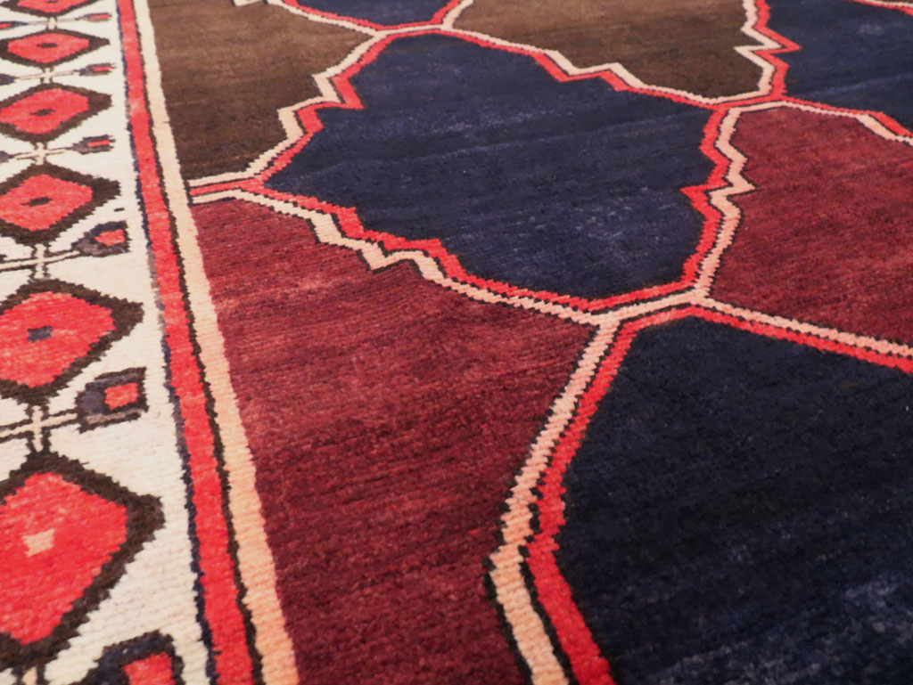 Vintage Persian Bakhtiari Carpet, No.25532 - Gsblank