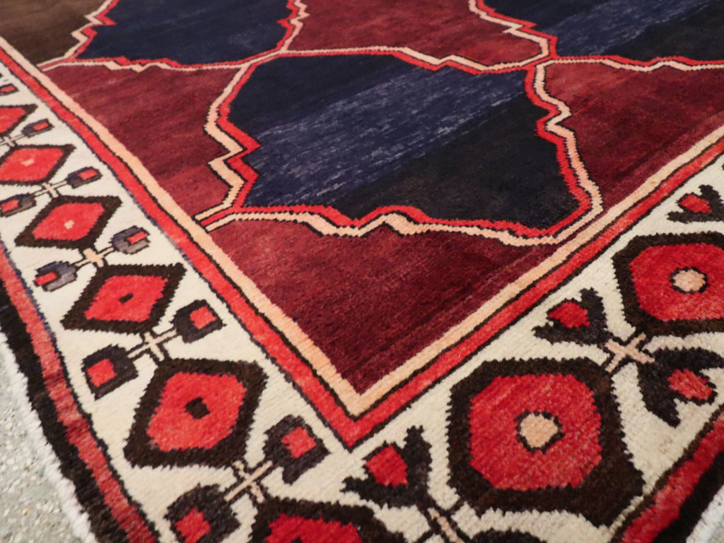 Vintage Persian Bakhtiari Carpet, No.25532 - Gsblank