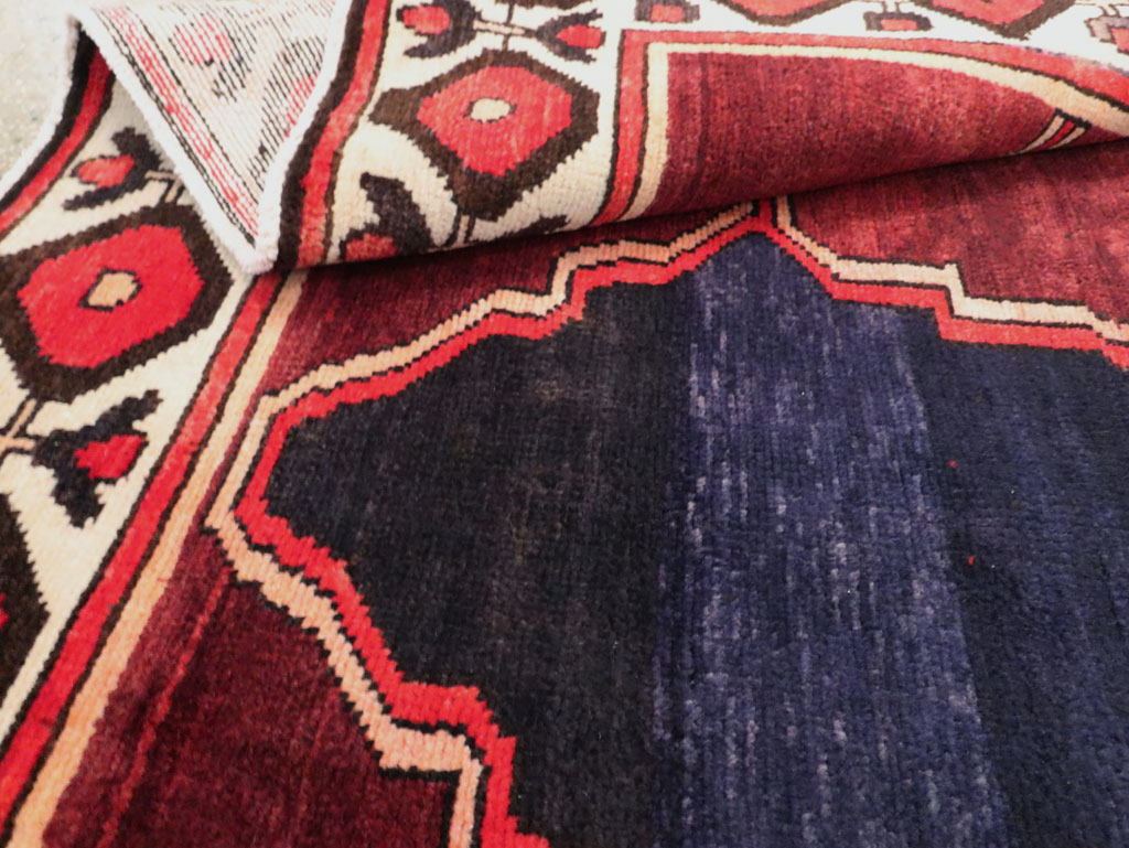 Vintage Persian Bakhtiari Carpet, No.25532 - Gsblank