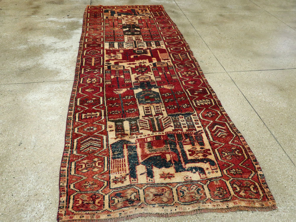 Vintage Persian Bakhtiari Pictorial Rug, No.27318 - Gsblank