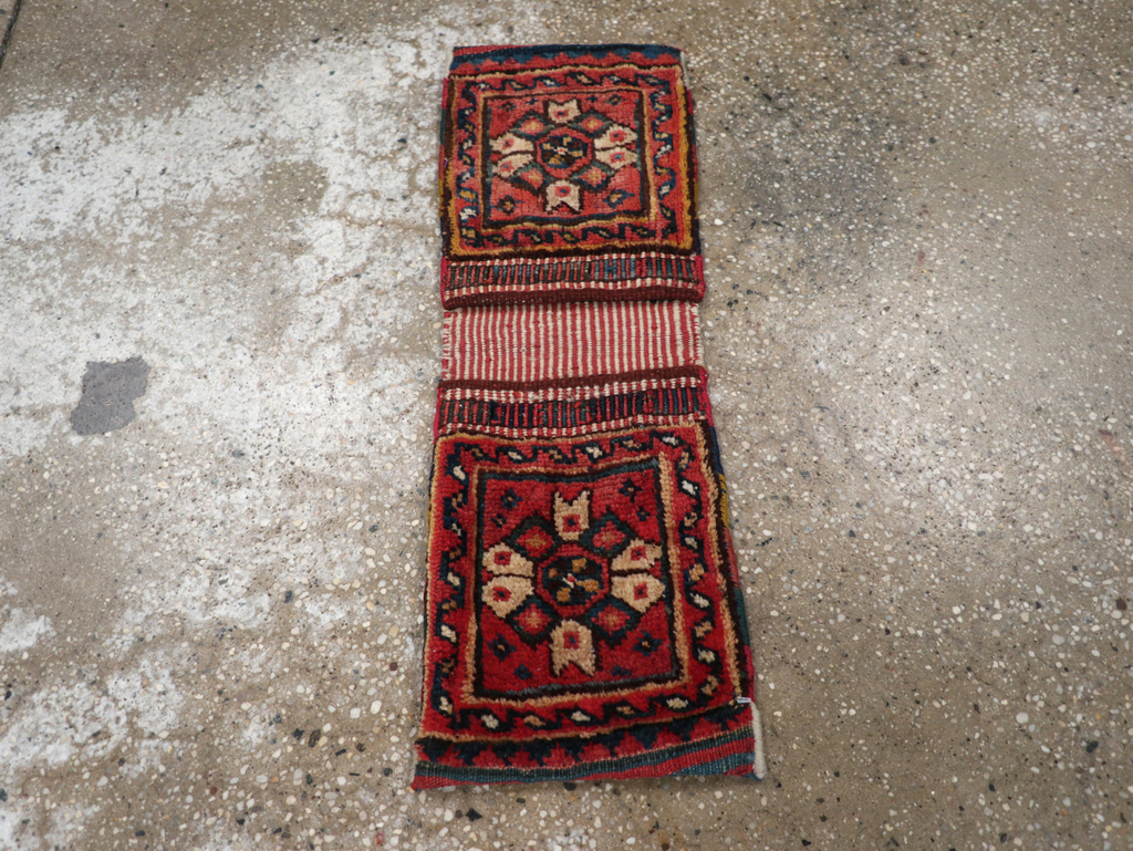 Vintage Persian Shiraz Rug, No.27349 - Gsblank