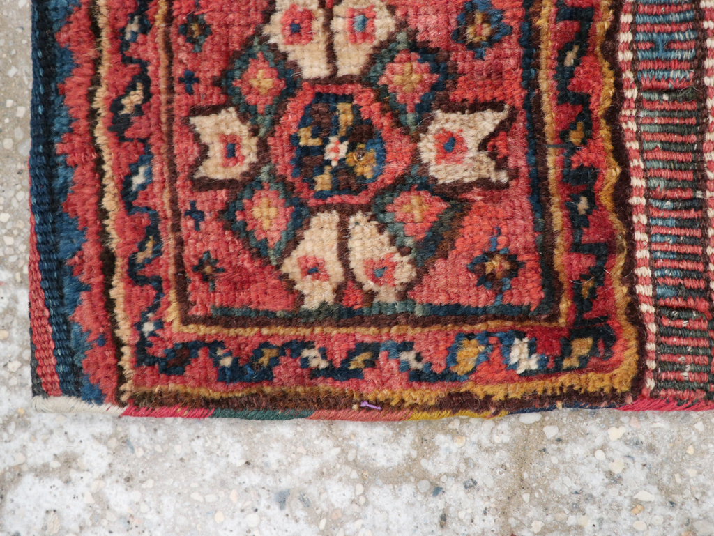 Vintage Persian Shiraz Rug, No.27349 - Gsblank
