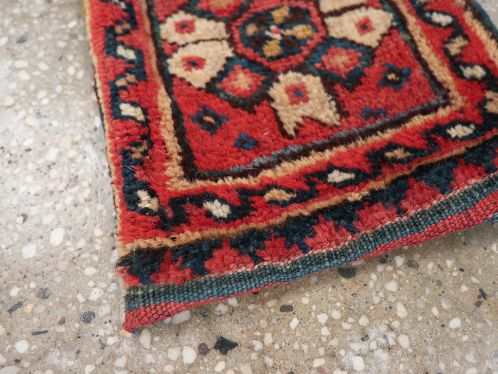 Vintage Persian Shiraz Rug, No.27349 - Gsblank
