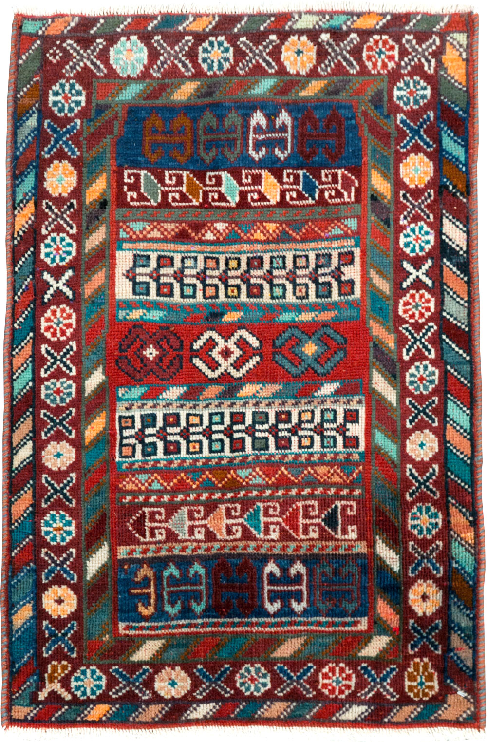 Vintage Persian Shiraz Rug, No.27875 - Gsblank
