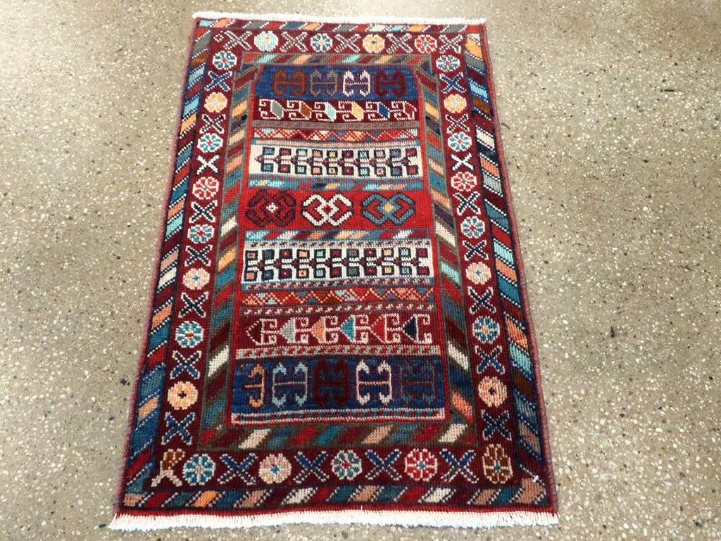 Vintage Persian Shiraz Rug, No.27875 - Gsblank