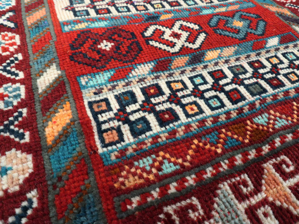 Vintage Persian Shiraz Rug, No.27875 - Gsblank