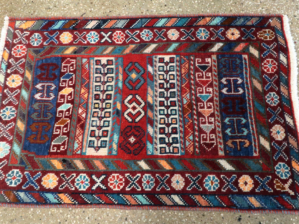 Vintage Persian Shiraz Rug, No.27875 - Gsblank