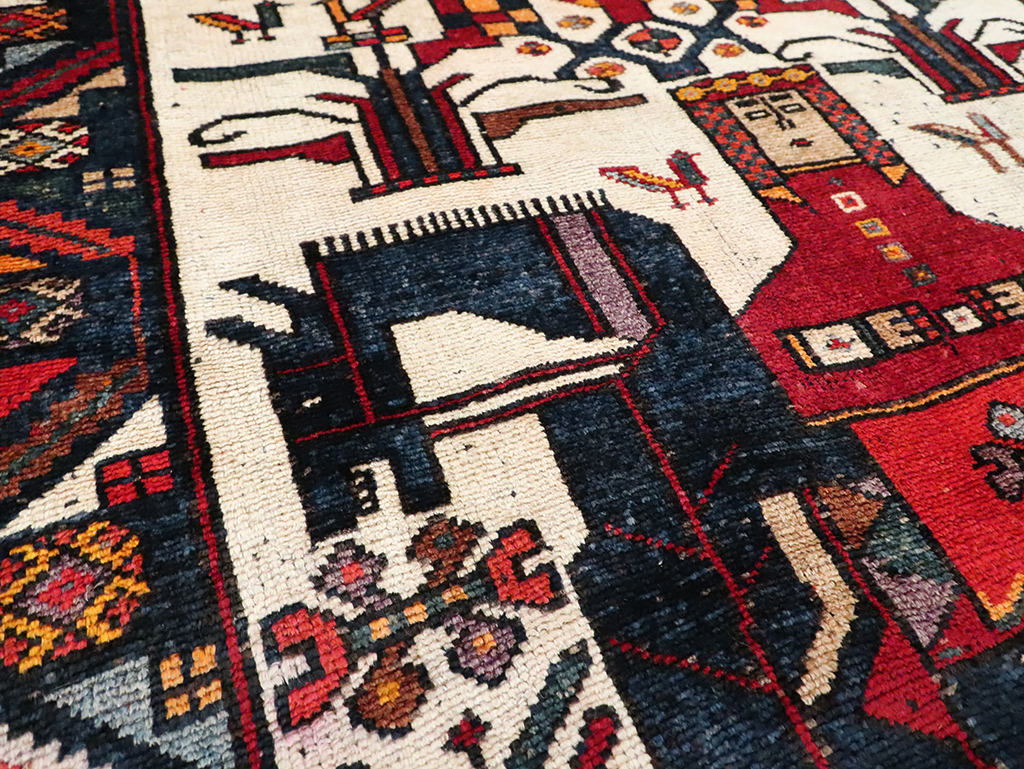 Vintage Persian Pictorial Bakhtiari Accent Rug, No.29173 - Gsblank